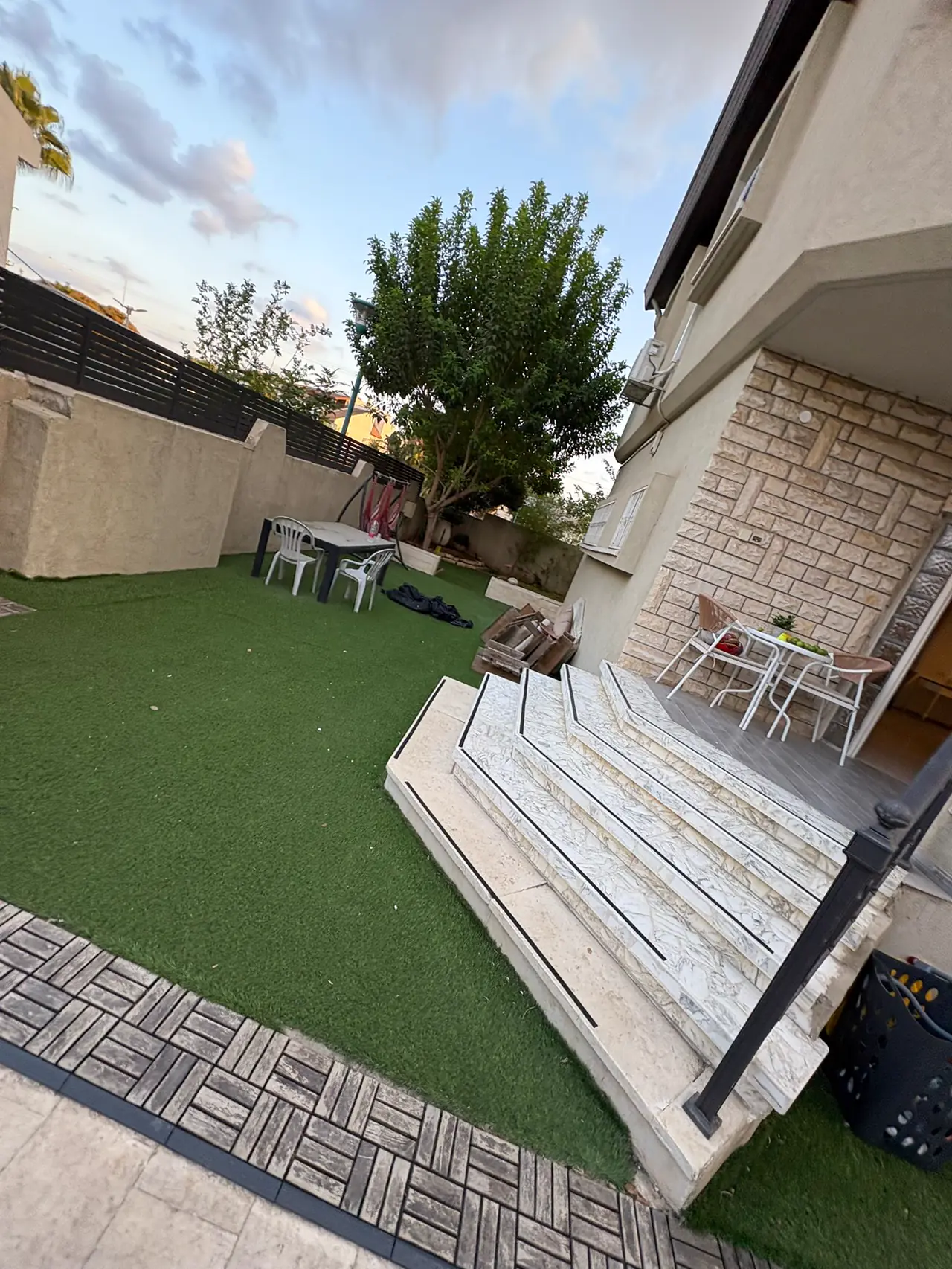דשא סינתטי בחצר פרטית
